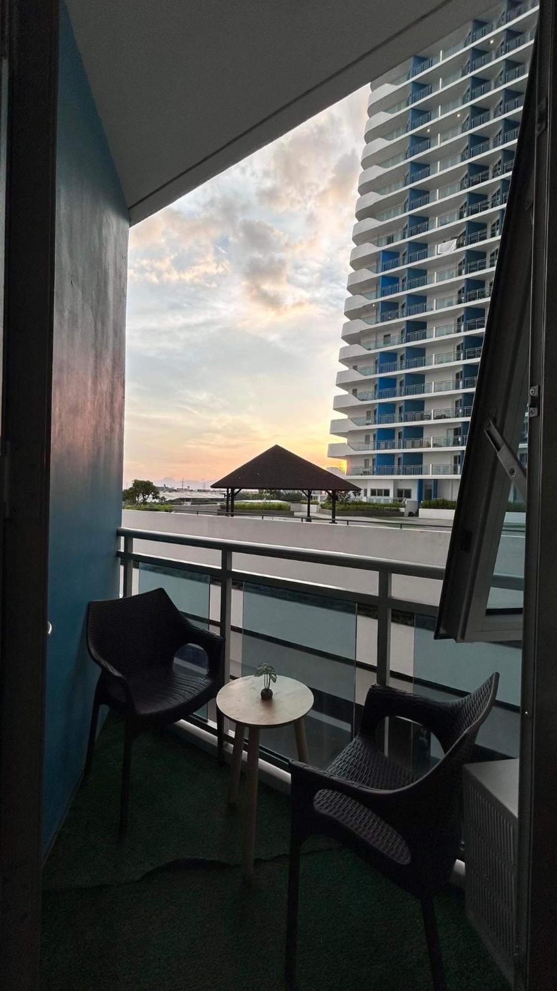 Kurlix Suites Of Azure North Pampanga Exterior foto